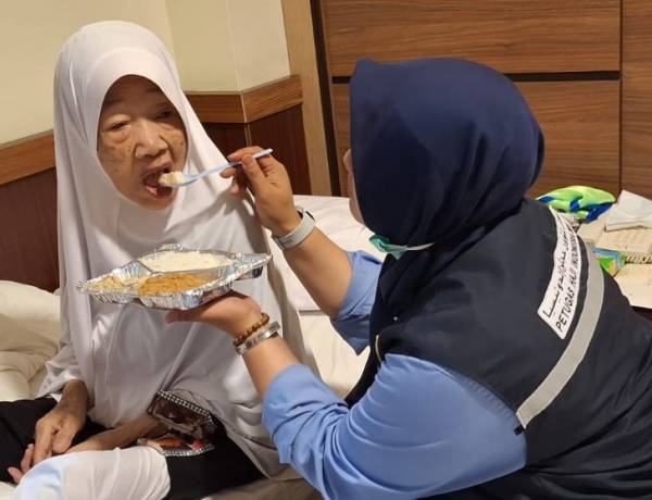 Pendamping Haji : Puncak Spiritual Saya Bukan dari Lantunan Doa di Raudhah dan Wukuf di Arafah, Justru Saat Mengganti Popok Seorang Nenek