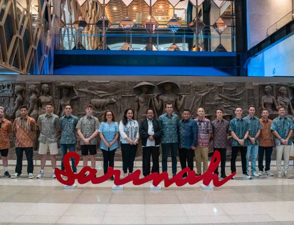 Jelang Balapan di Sirkuit: Pembalap Formula E Kunjungi Ikon Jakarta, Sarinah