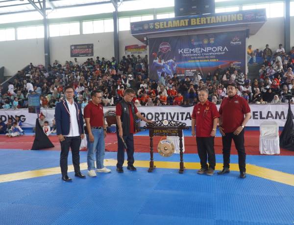Raden Isnanta Buka  Kejuaraan Taekwondo Nasional Piala Kemenpora ke-3 2025 di GOR Samapta, Magelang