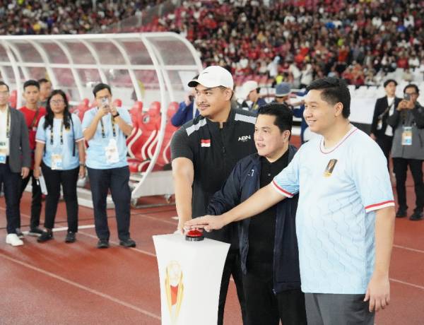 Menpora Dito dan Ketum PSSi Erick Thohir Resmi Buka Piala Presiden 2025 di SUGBK 