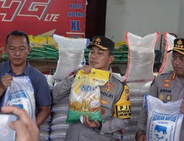 Polda Riau Gerebek Distributor Beras Oplosan di Pekanbaru!