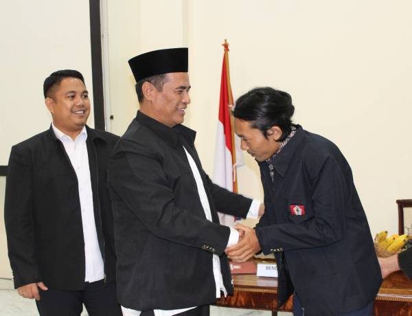Andi Amran Sulaiman Pakaikan Jas KKSS ke Agam Rinjani, Sinyal Kuat Rangkul Anak Muda