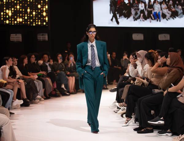 “Tailored for You” oleh Hartono Gan: Kekuatan, Keanggunan, dan Sebuah Perayaan atas Dualitas Perempuan