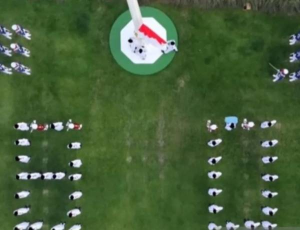 Paskibraka Bentuk Formasi 80 di Upacara Penurunan Bendera di Istana