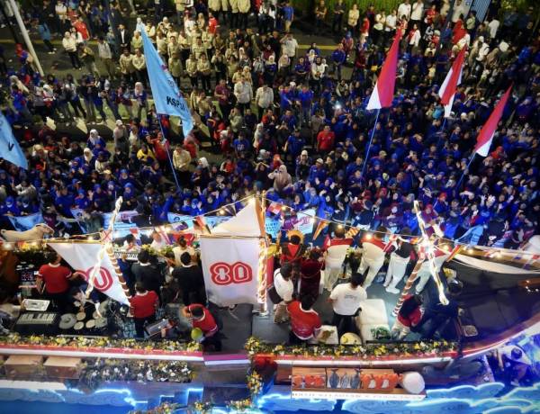 Kapal Phinisi Swasembada Pangan Jadi Sorotan di Karnaval HUT ke-80 RI