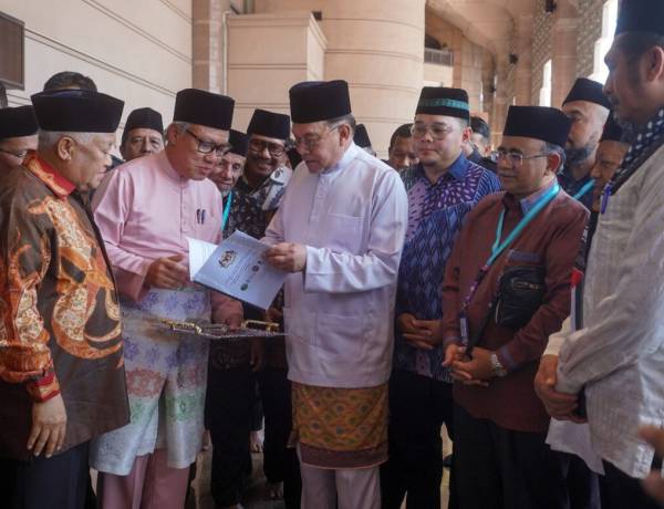 Anwar Ibrahim Terima Deklarasi Kuala Lumpur Malindo-Madani