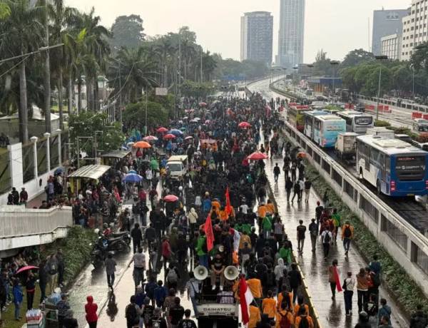 Sempat Ricuh, Mahasiswa dan Massa Ambil Alih Demo Buruh di Gedung DPR, Ini Tuntutanya!