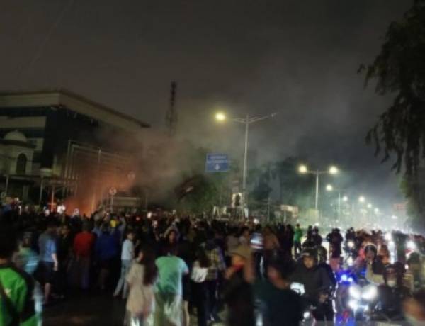di Jalan Otista, Plang Rambu Lalu lintas Jadi Sasaran Demonstran