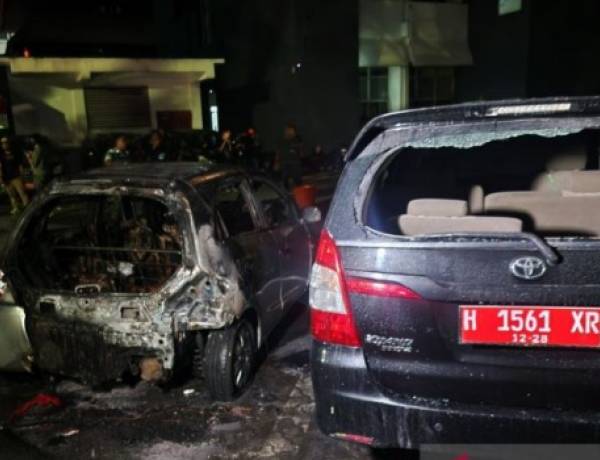 di Kantor Gubernur Jateng, Massa Anarkis Bakar Sejumlah Mobil
