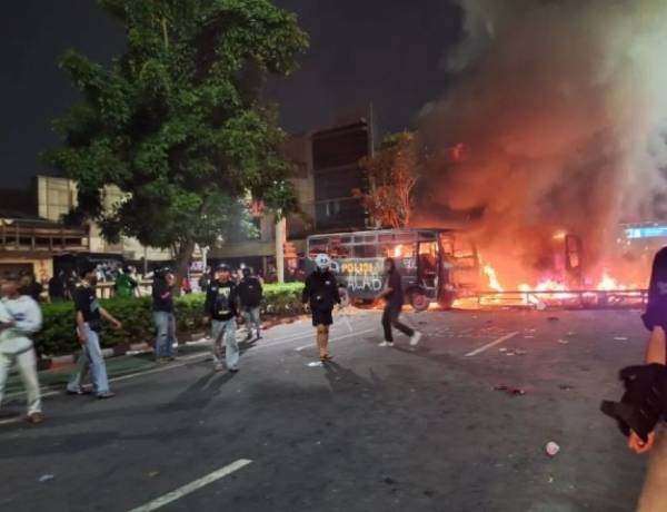 Massa Bakar 2 Bus Polisi di Markas Gegana Brimob Kwitang Jakarta Pusat