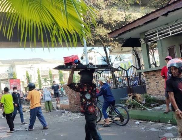 Warga Jarah Barang Kantor DPRD Kota Makassar usai Dibakar Massa