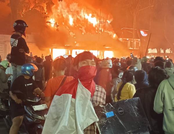 Surabaya Kembali Mencekam, Gedung Grahadi Dibakar Massa