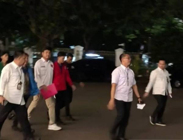 Mahasiswa Suarakan Aspirasi di Istana Megara
