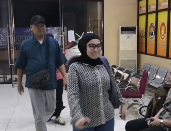 Anggota DPR Nonaktif Uya Kuya dan Astrid Datangi Polres Metro Jaktim