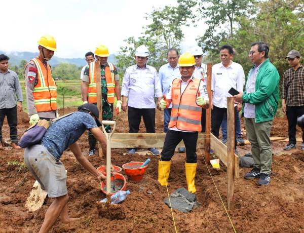 KKSS Bangun Sekolah Unggulan di Bone,  Bupati Andi Asman Letakkan Batu Pertama