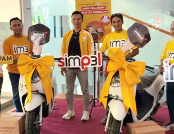 Indosat Hadiahkan Sepeda Motor untuk Dua Outlet Terbaik di Jatim
