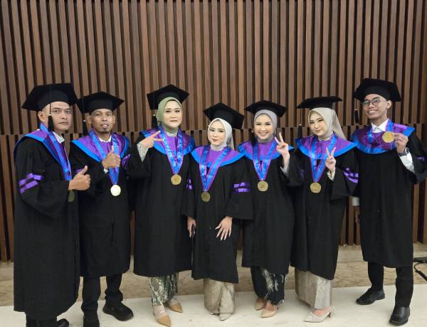 Wisuda ke-18  UMT  2025: Rektor Ajak Lulusan Jadi Agen Perubahan dan Berkarakter Unggul 