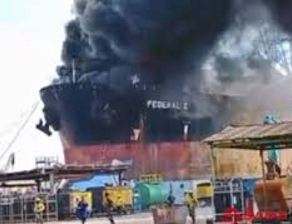 Kapal Tanker MT Federal II Terbakar, 10 Pekerja Meninggal 