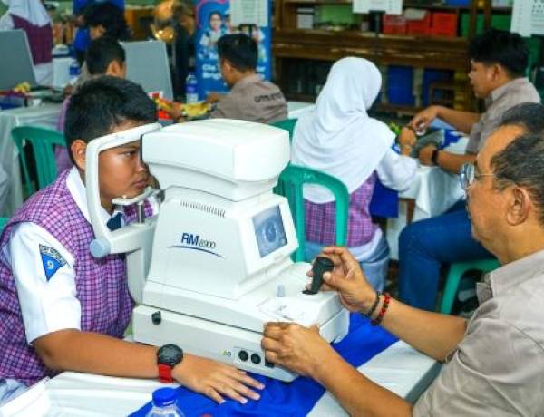 Pembagian 1.200 Kacamata Gratis kepada 12 Sekolah di 4 Kota