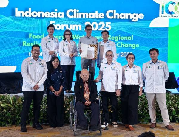 Prof. Emil Salim Serukan Pemerintah dan Masyarakat Tuntaskan Masalah Lingkungan di ICCF 3, 2025