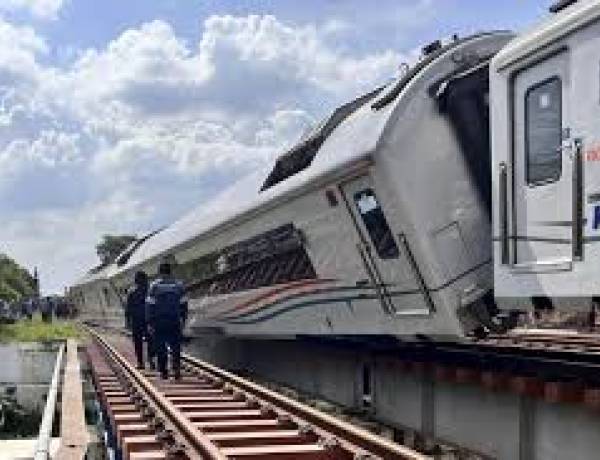 KA Purwojaya Anjlok, PT KAI Minta Maaf