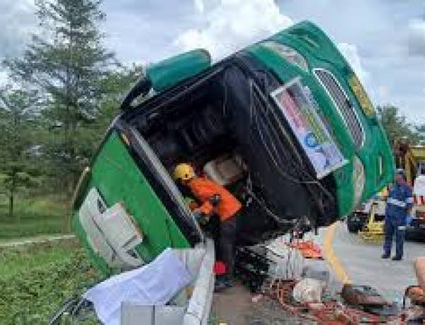 Bus Terguling, Empat Penumpang Tewas