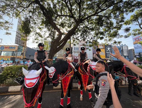 Patroli Berkuda Den Turangga Baharkam Polri di CFD Depok