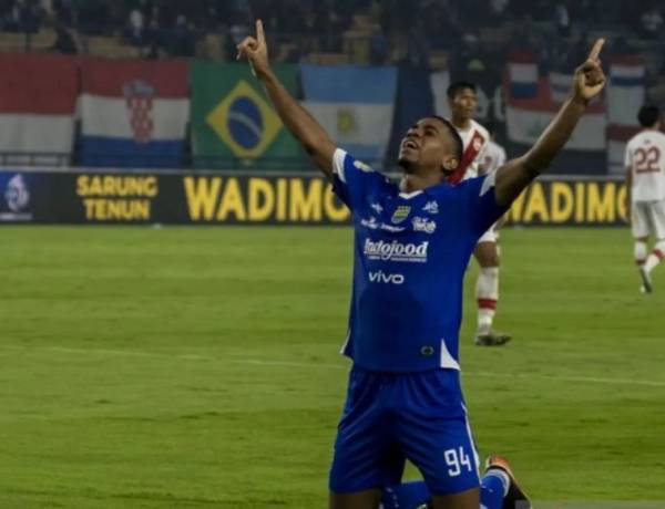 Super League 2025: Persib Bandung Tekuk Persis Solo dengan Skor 2-0