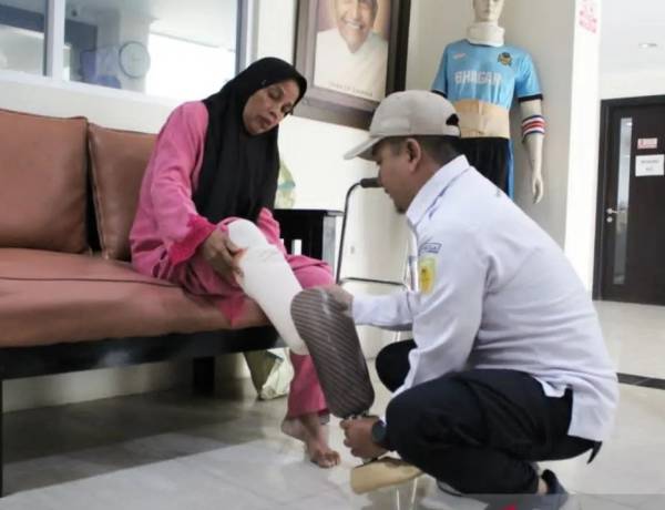 Baznas RI Berikan Bantuan Kaki Prostetik untuk Mustahik di Pulau Seribu