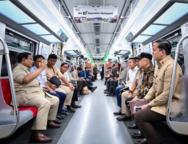 Prabowo Tinjau Langsung Pelayanan Transportasi Publik Naik KRL dari Manggarai ke Tanah Abang