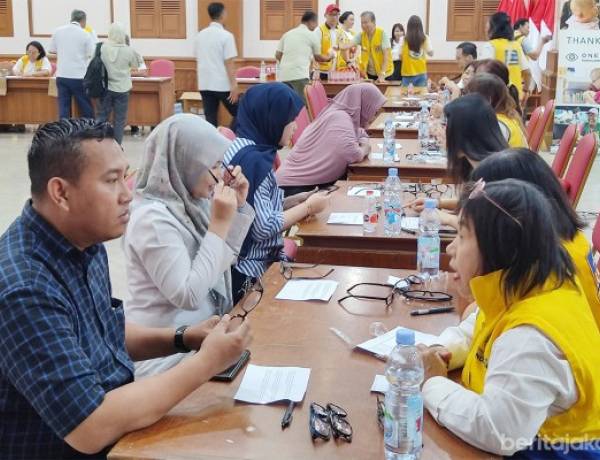 Peduli Mata, Karang Taruna dan Lions Club Bagikan Ribuan Kacamata Gratis