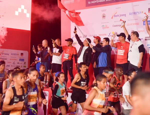 Menpora Erick Lepas Belasan Ribu Pelari Bank Jateng Borobudur Marathon 2025