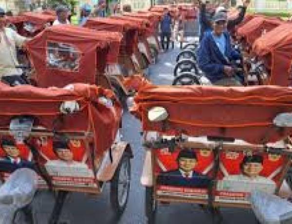 Presiden Prabowo Bagikan 100 Becak Listrik di Jombang