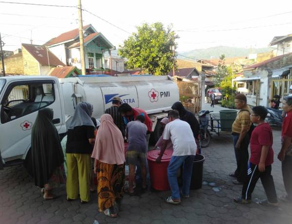 PMI Distribusikan 250 Ribu Liter Air Bersih  bagi Warga Terdampak di Kota Padang