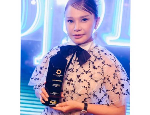 Kebanggaan Rossa Raih Penghargaan Asia Legendary Music Icon Award 2025 di Malaysia