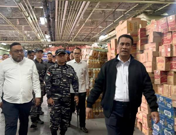 Mentan Amran Kirimkan  Bantuan Bencana Sumatra dengan KRI Banda Aceh