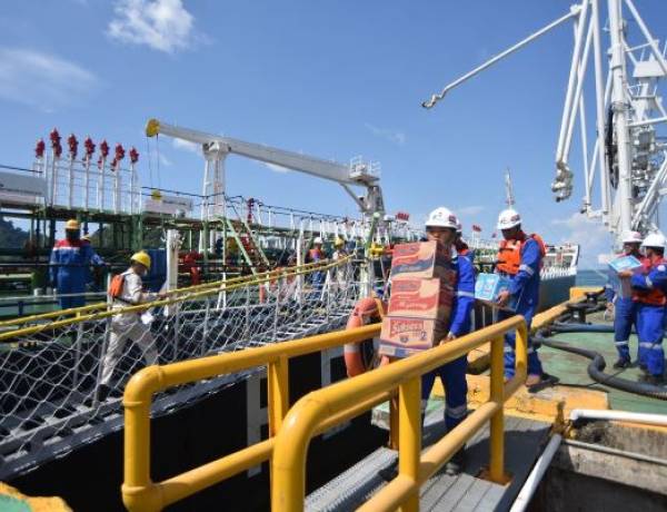 Kapal Tanker Kirim Pasokan Energi dan Bantuan untuk Korban Banjir Bandang di Sumatera