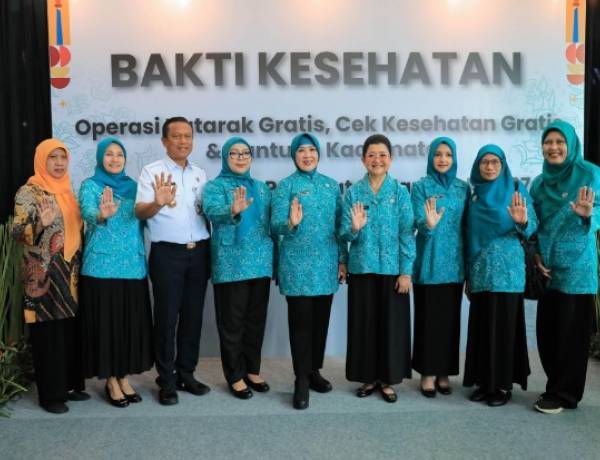 Peringati Hari Ibu, Pemprov DKI Bantu 110 Pasien Operasi Katarak dan Bagikan 3400 Kacamata Gratis 