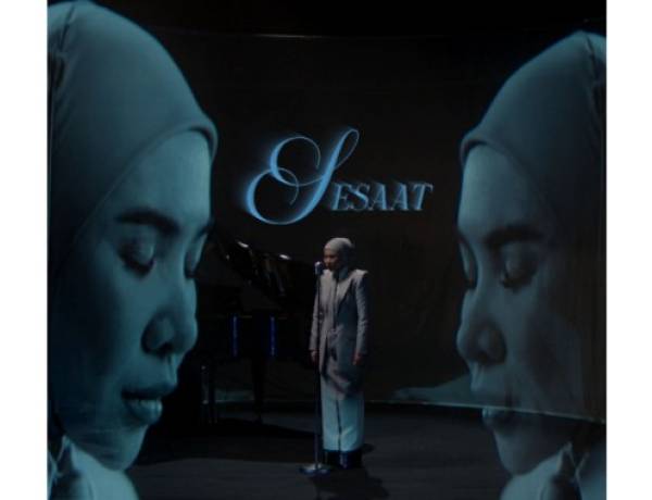 Penyanyi Asal Malaysia Aina Abdul Rilis Single 'Sesaat', Sebuah Perjalanan Jiwa Lewat Masa Penuh Refleksi