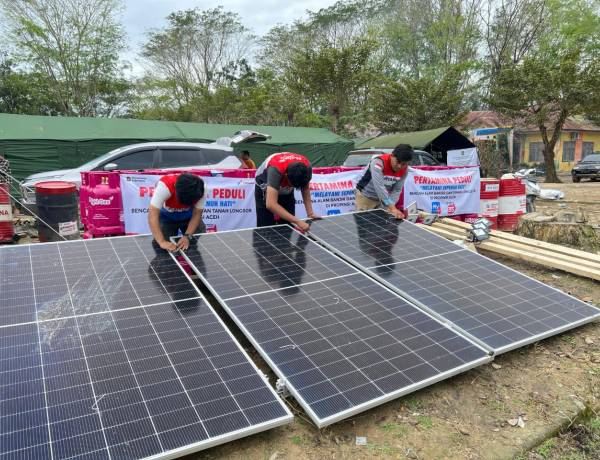 Pertamina Terangi Tenda Pengungsi Aceh Tamiang dengan PLTS