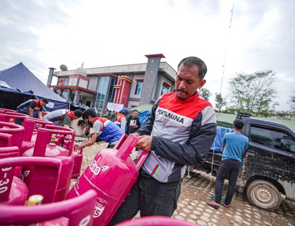 Pertamina Patra Niaga Salurkan Total 983 Tabung LPG untuk Dukung Dapur Umum Korban Banjir di Sumatera