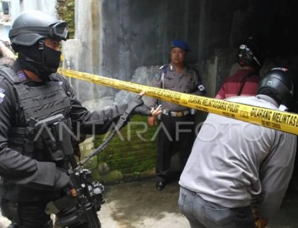 Densus 88 Tangkap  Terduga Teroris Saat Nataru bagian NII dan AD