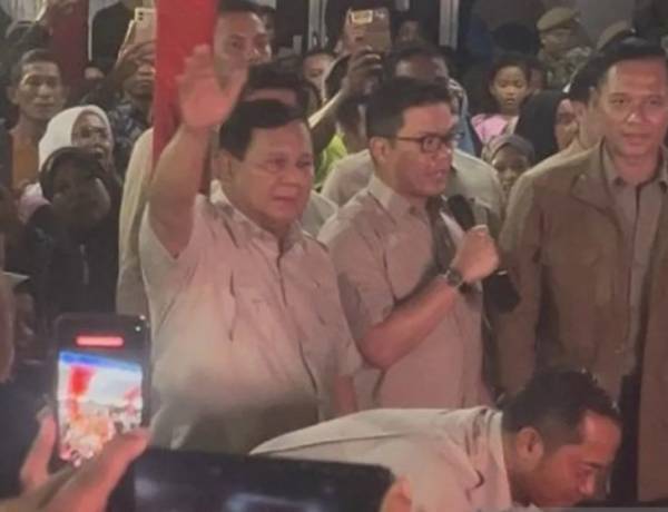 Sambut Tahun Baru 2026, Presiden Prabowo Nyanyikan Lagu Nasional Bersama Pengungsi