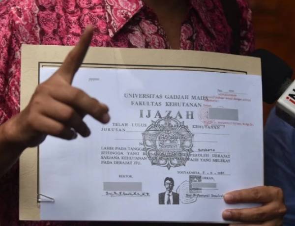 KI Pusat Perintahkan KPU Serahkan Salinan Ijazah Jokowi