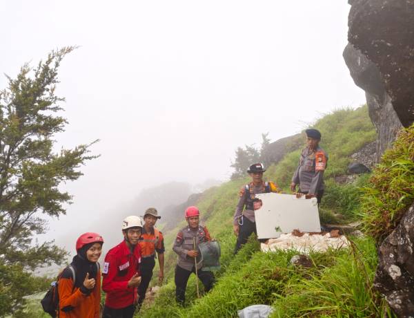 Tim SAR Gabungan Ditsamapta Polda Sulsel Temukan Puing Pesawat ATR 42-500 di Gunung Bulusaraung
