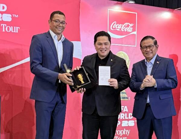 Jelang FIFA World Cup 2026™, FIFA World Cup™ Trophy Tour by Coca-Cola hadir di Jakarta 