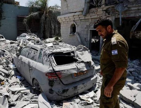 Pertahanan Israel Bobol, Rudal Iran Hantam Tel Aviv Warga Lari Sembunyi