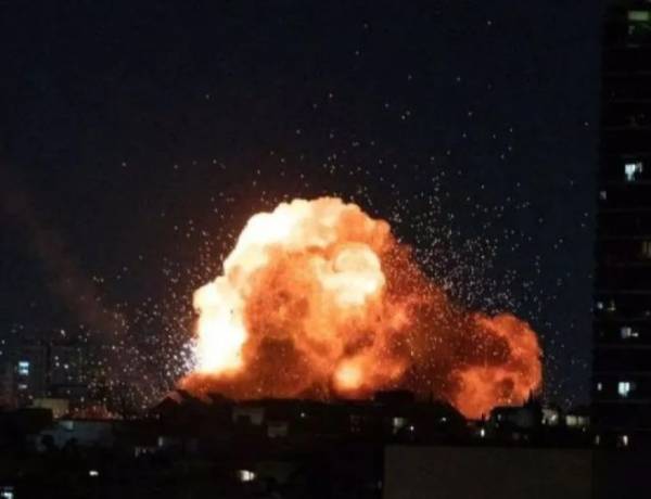 Iran Serang dan Bom Kilang Minyak dan Tangki BBM Israel