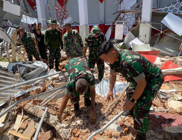 Reaksi Cepat Prajurit TNI Tangani Dampak Gempa M 7,6 di Sulawesi Utara