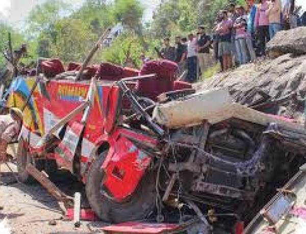 Bus Terjun ke Lereng,  21 Penumpang Tewas